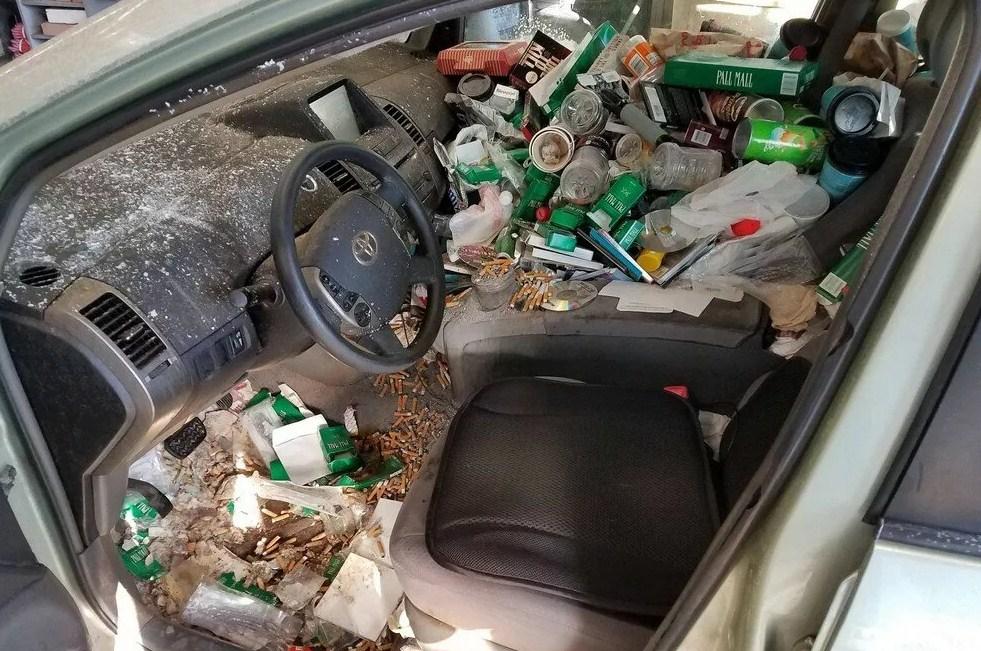 мусор в салоне аввтомобиля - распространенная причина неприятного запаха