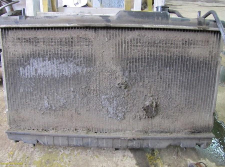 радиатор забит грязью снаружи - одна из причин перегрева двигателя